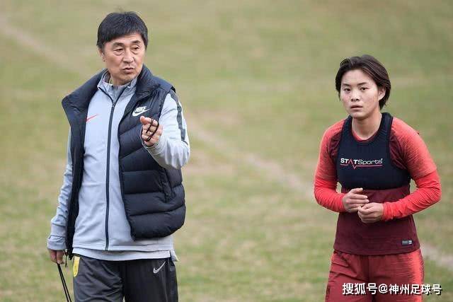知情人士称因后续淘汰赛未携带完整裁判组，马宁基本确定无缘主裁机会